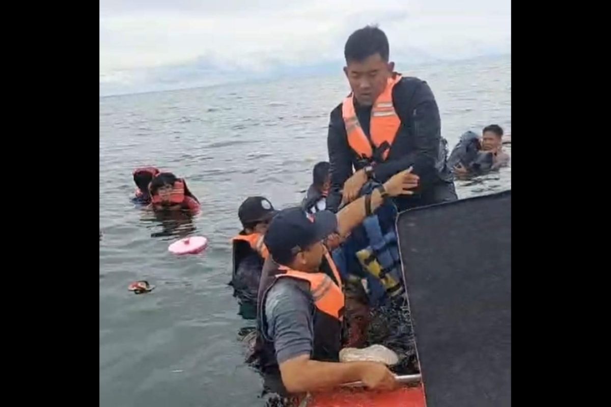 Prajurit TNI AL Evakuasi Korban Tenggelamnya "Speed Boat" di Perairan Tanjung Batu