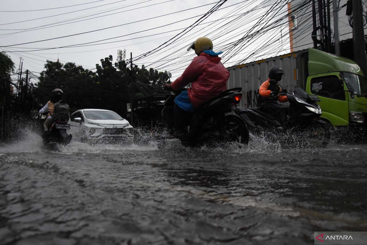 Jakarta kemarin, halte baru TransJakarta hingga sertifikat tanah