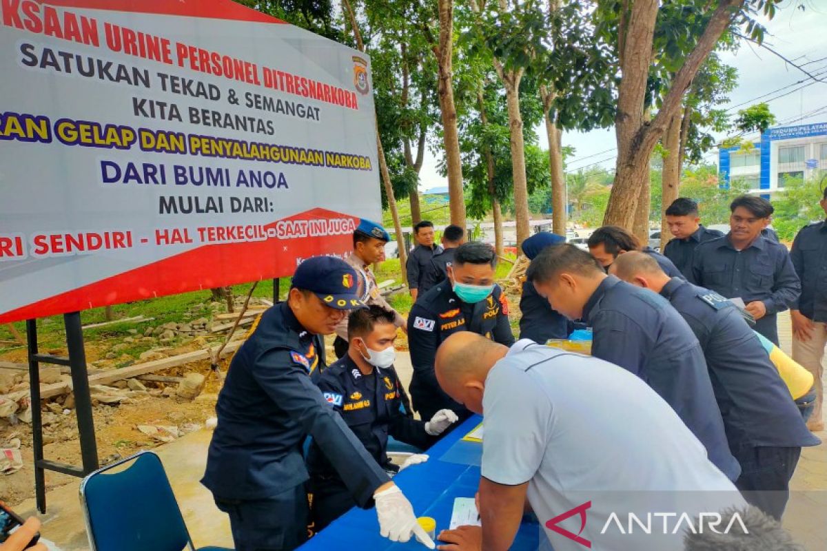 Personel Ditresnarkoba Polda Sultra tes urine guna berantas narkoba