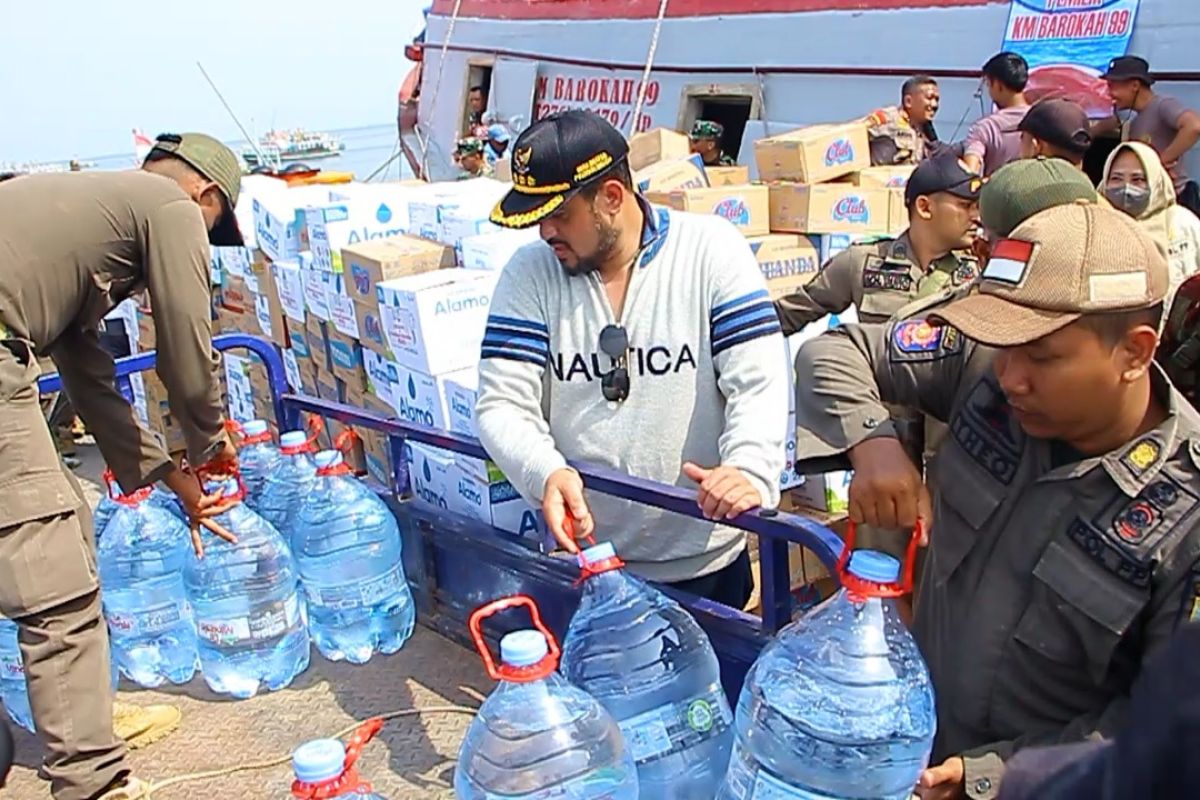 Pemkot Probolinggo distribusikan air bersih ke Pulau Gili Ketapang