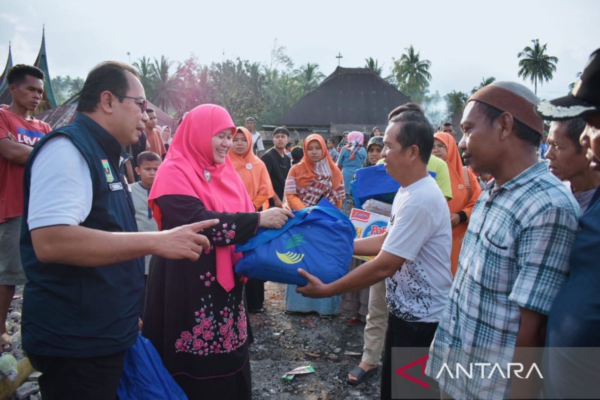 Ketua TP PKK Sumbar salurkan bantuan untuk korban kebakaran di Solok