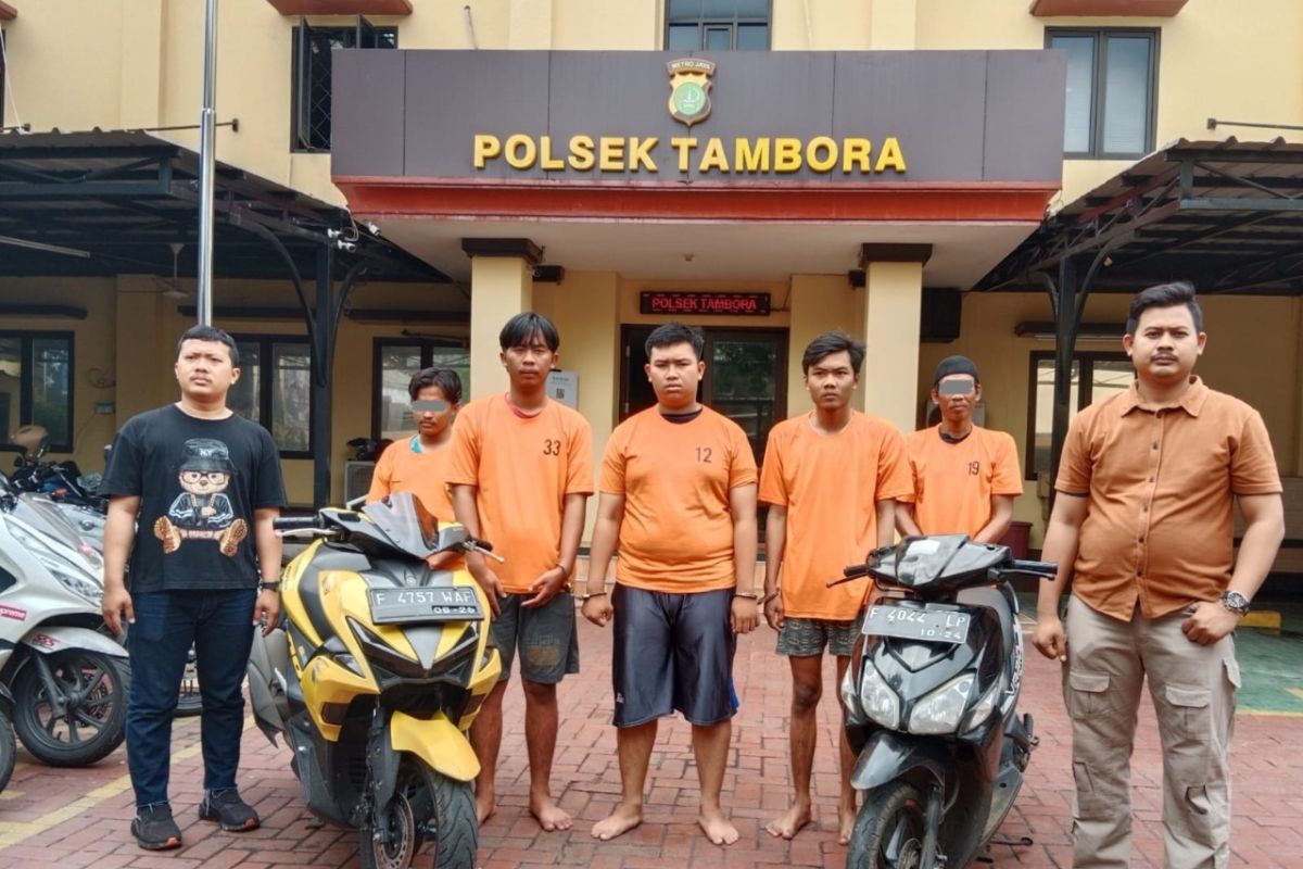 Polisi tangkap tiga polisi gadungan yang curi motor di Tambora