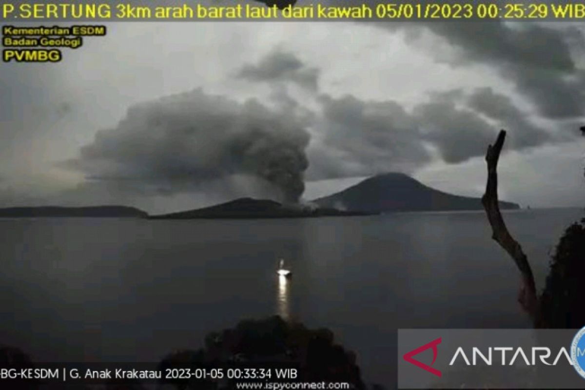 Gunung Anak Krakatau di Selat Sunda semburkan abu setinggi 750 meter