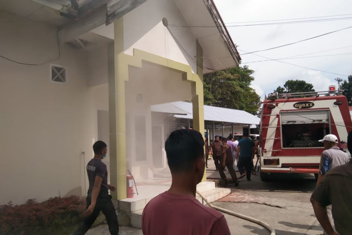 Ratusan berkas pasien di gudang rekam medis RSI Ibnu Sina terbakar