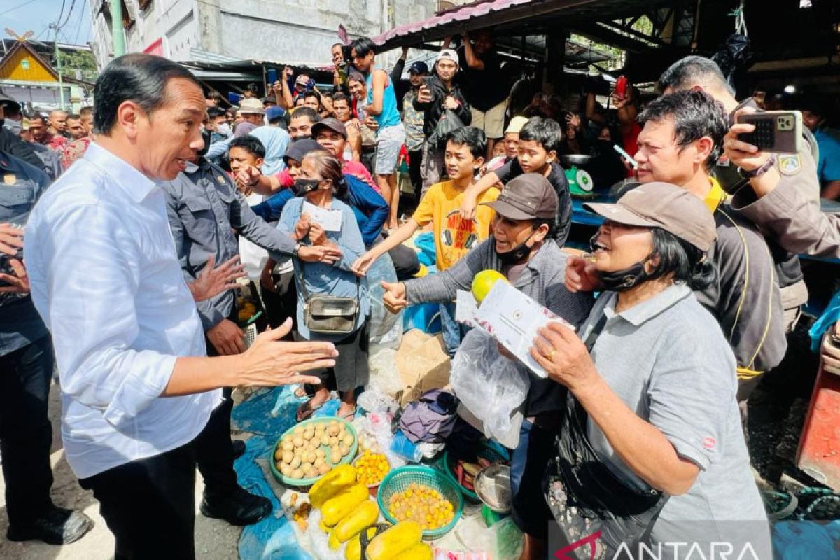 Presiden Jokowi serahkan bantuan dan tinjau pasar di Dumai