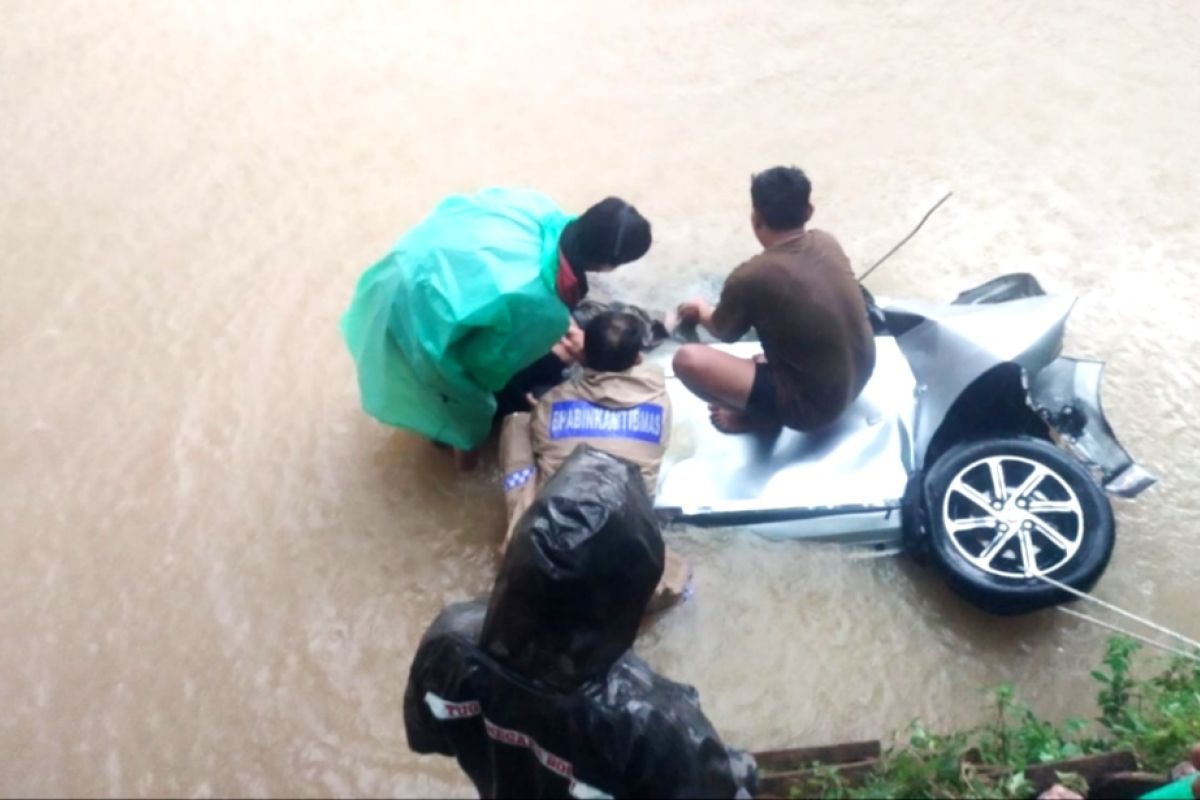 Tabrak pohon, lima penumpang mobil tewas