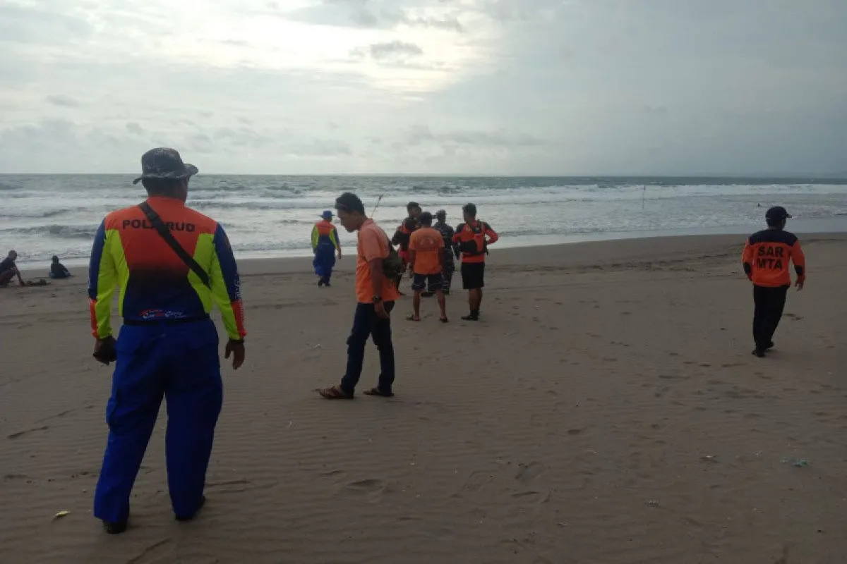 Cari Wisatawan Hilang di Madasari Pangandaran, Tim SAR Sisir Pantai Seluas  2,4 Km - Bagian 1