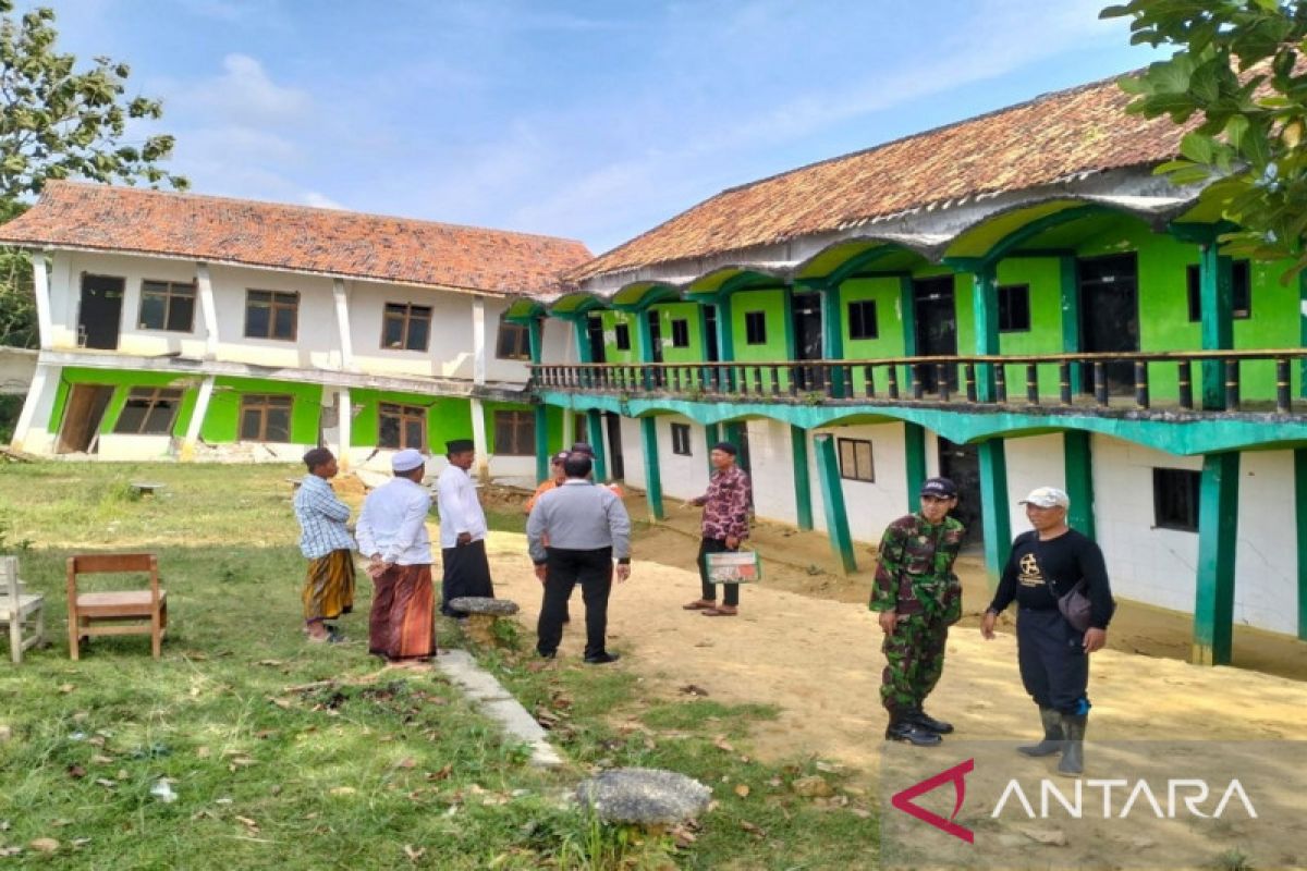 BPBD Sampang selidiki tanah ambles di Madrasah Nahdlatul Waton