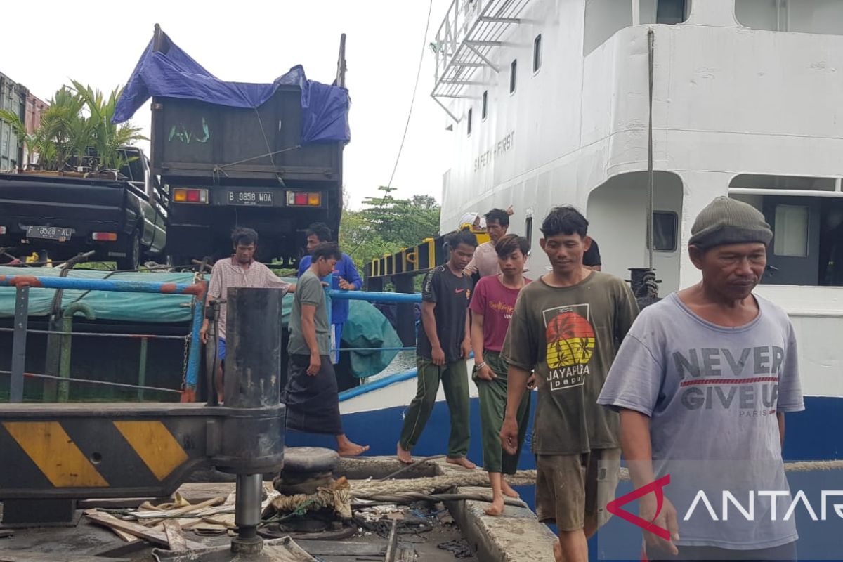 Sepuluh awak KM Mekar Jaya dievakuasi ke pelabuhan Tanjung Pandan