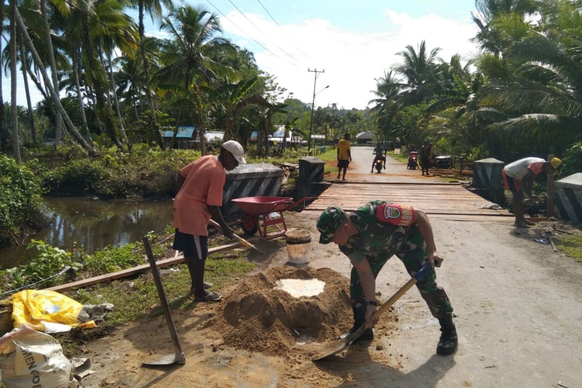 Koramil Supiori Utara membantu warga perbaiki jembatan penghubung