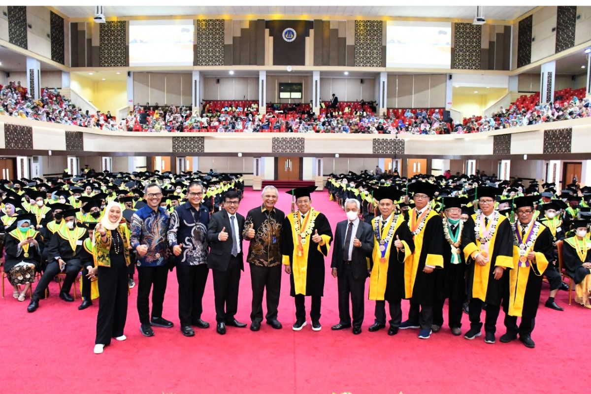 Dirut PT Semen Padang Sampaikan Program Industri Hijau pada wisuda UNP