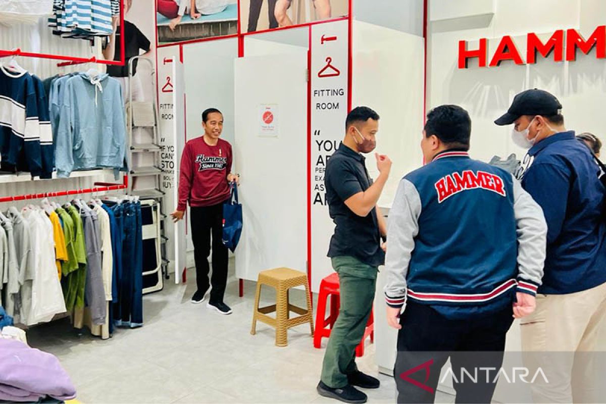 Semalam Presiden berbelanja produk lokal di sebuah mal di Pekanbaru