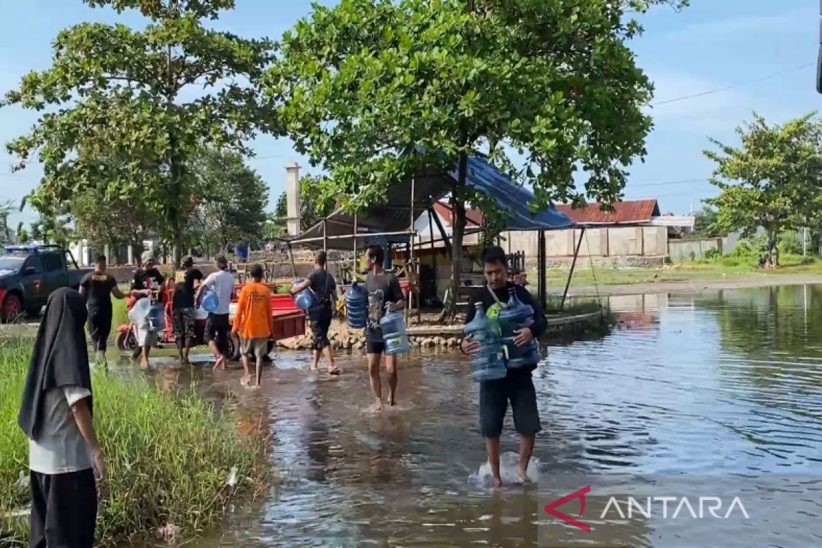 Brimob Jateng suplai air bersih pengungsi korban banjir Pekalongan