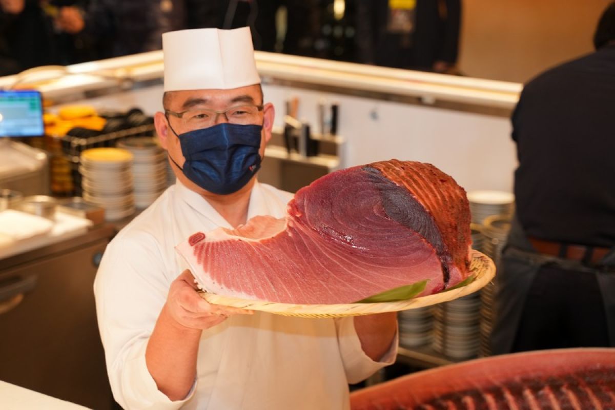 Potret kemeriahan lelang tuna di pasar ikan di Jepang