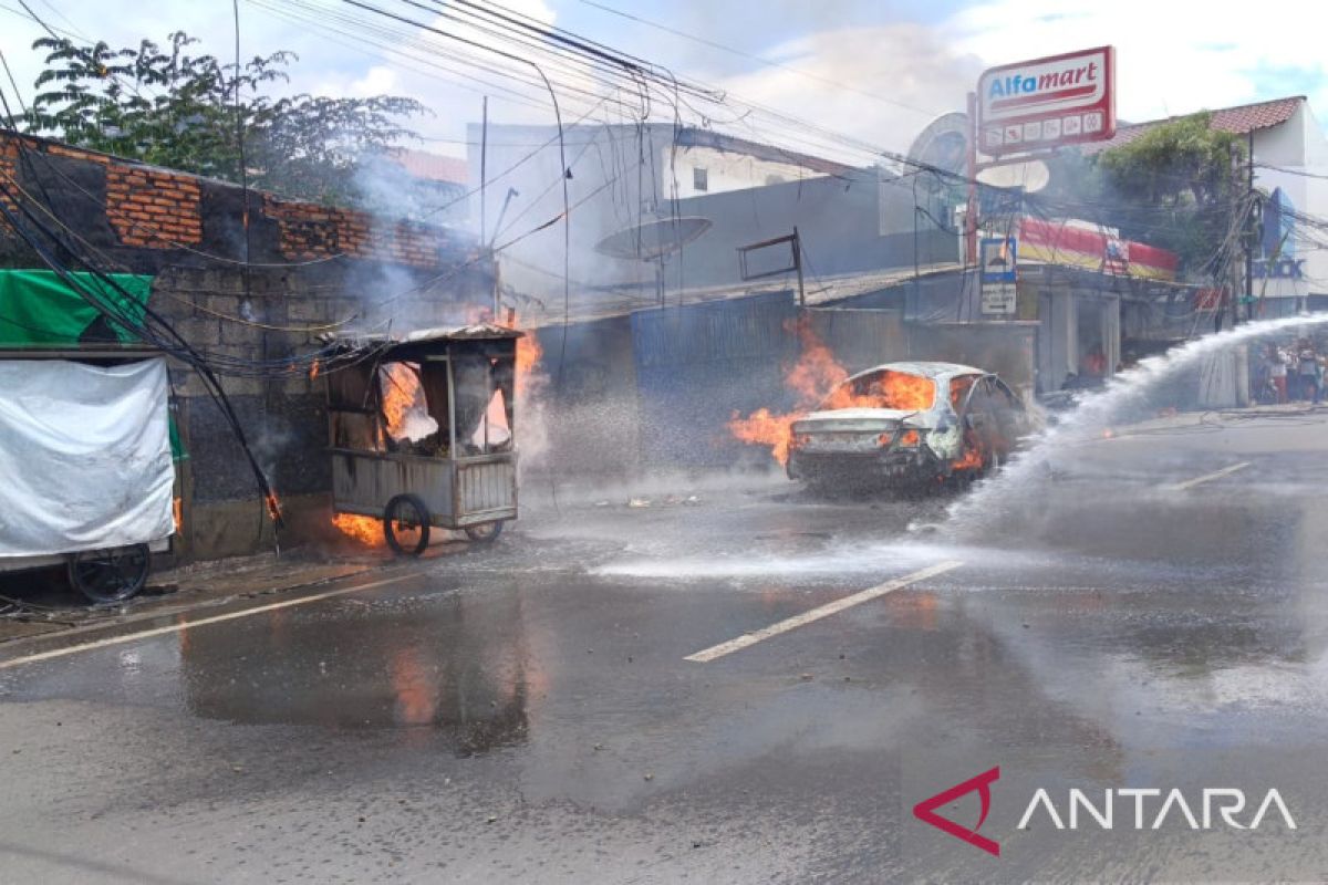 Mobil sedan bawa tabung gas terbakar di Cakung
