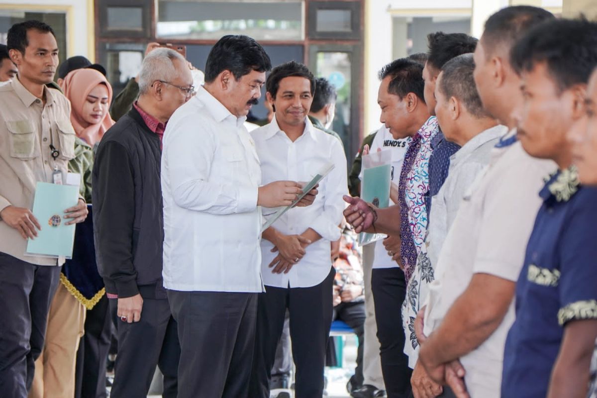 Menteri-Wamen ATR bagikan 390 sertifikat redisitribusi tanah di Jember