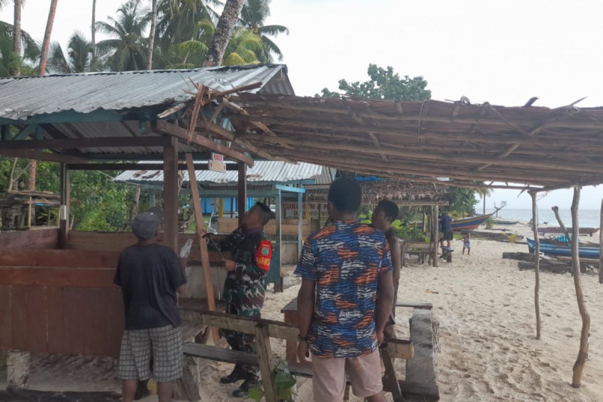 Koramil Biak Timur bantu warga perbaiki "para-para" di Pantai Anggopi