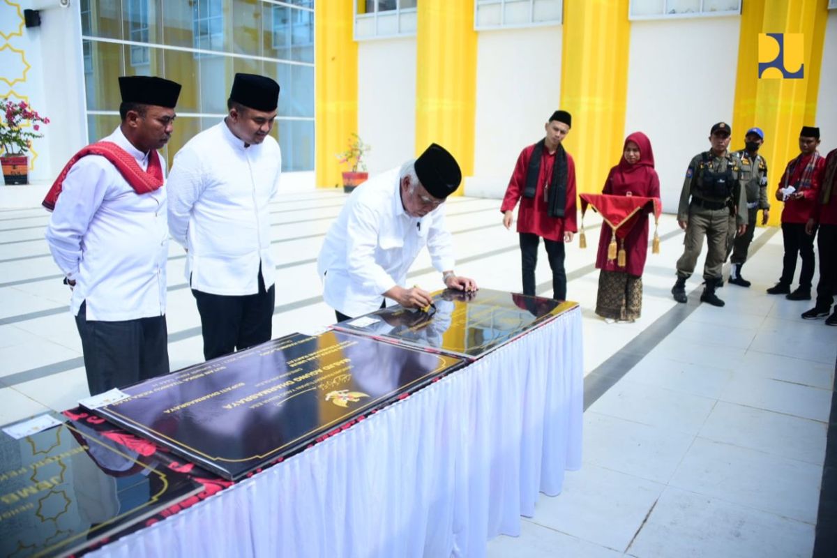 Mewakili Presiden Jokowi, Menteri Basuki resmikan Masjid Agung Dharmasraya