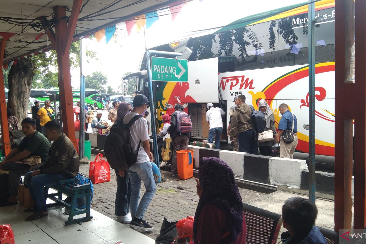 Penumpang angkutan umum di  DKI Jakarta diwajibkan gunakan masker
