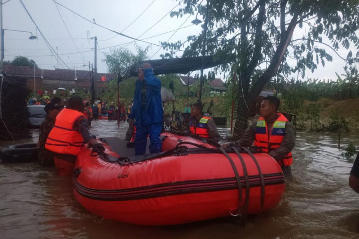 Sebanyak tiga orang tewas dalam banjir dan longsor di Semarang