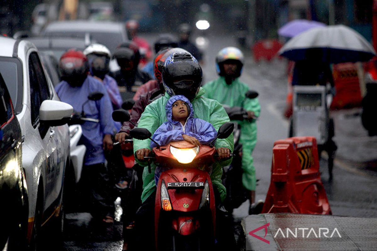 Sebagian kota besar di Tanah Air berpeluang hujan ringan