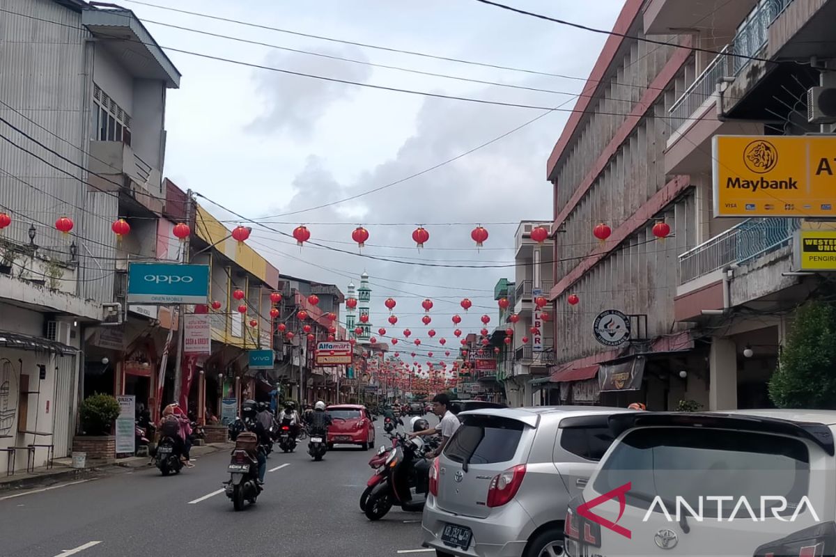 Panitia Imlek hias Kota Singkawang dengan ribuan lampion