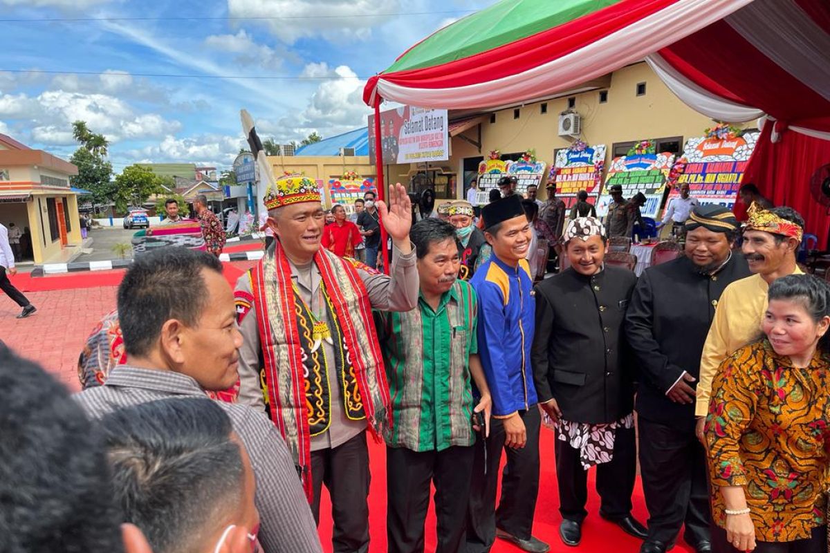 Kapolda dan wakapolda dapat gelar bangsawan dayak di Kutai Barat