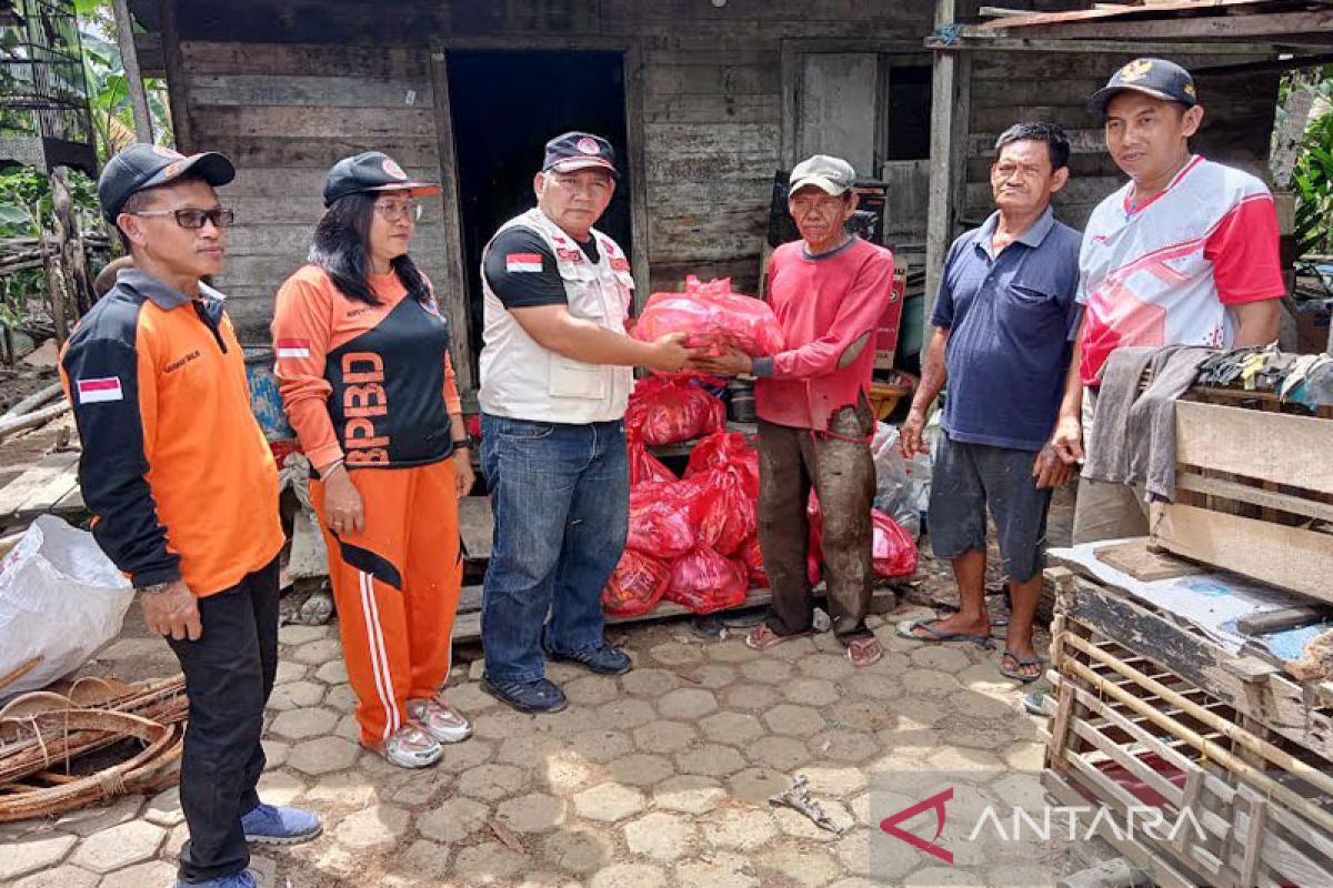 Pemkab Barito Selatan salurkan bantuan korban abrasi di Desa Baru