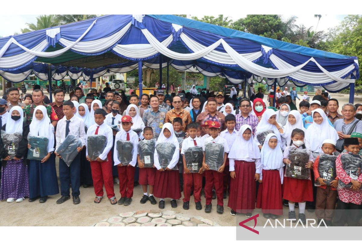 1.250 pelajar di Bangka Tengah terima bantuan perlengkapan sekolah