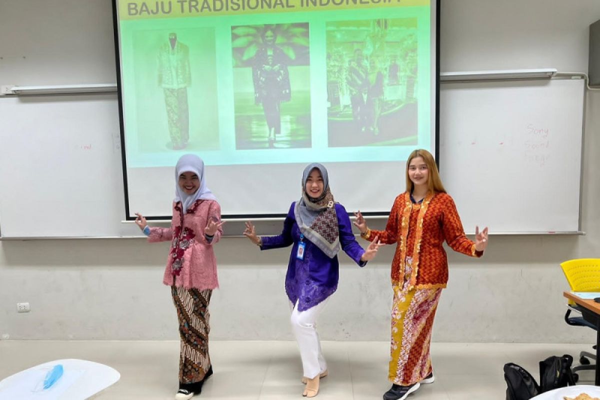 Dosen Universitas Muria Kudus kenalkan bahasa Indonesia di Thailand