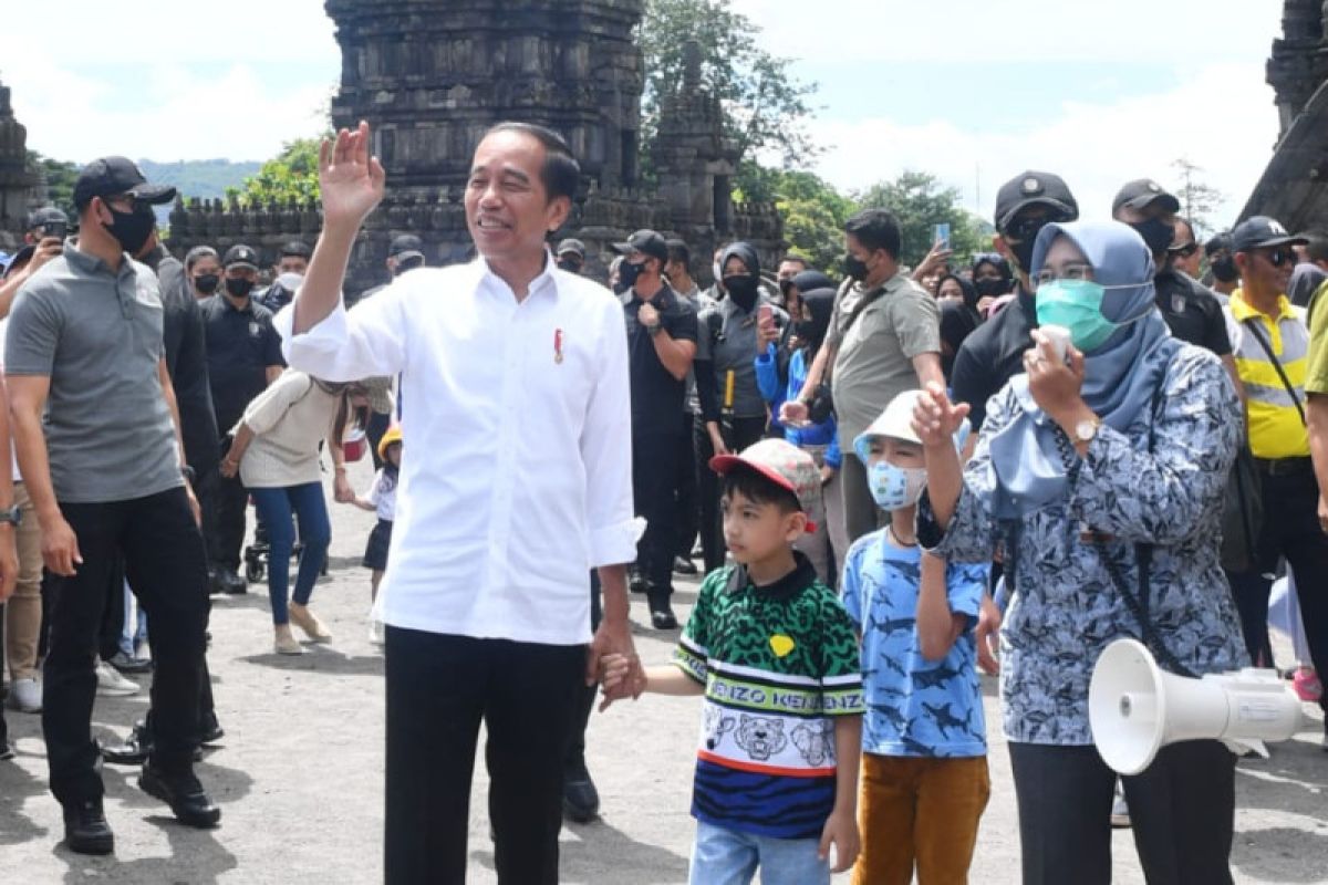 Jokowi, grandkids make educational visit to Prambanan Temple