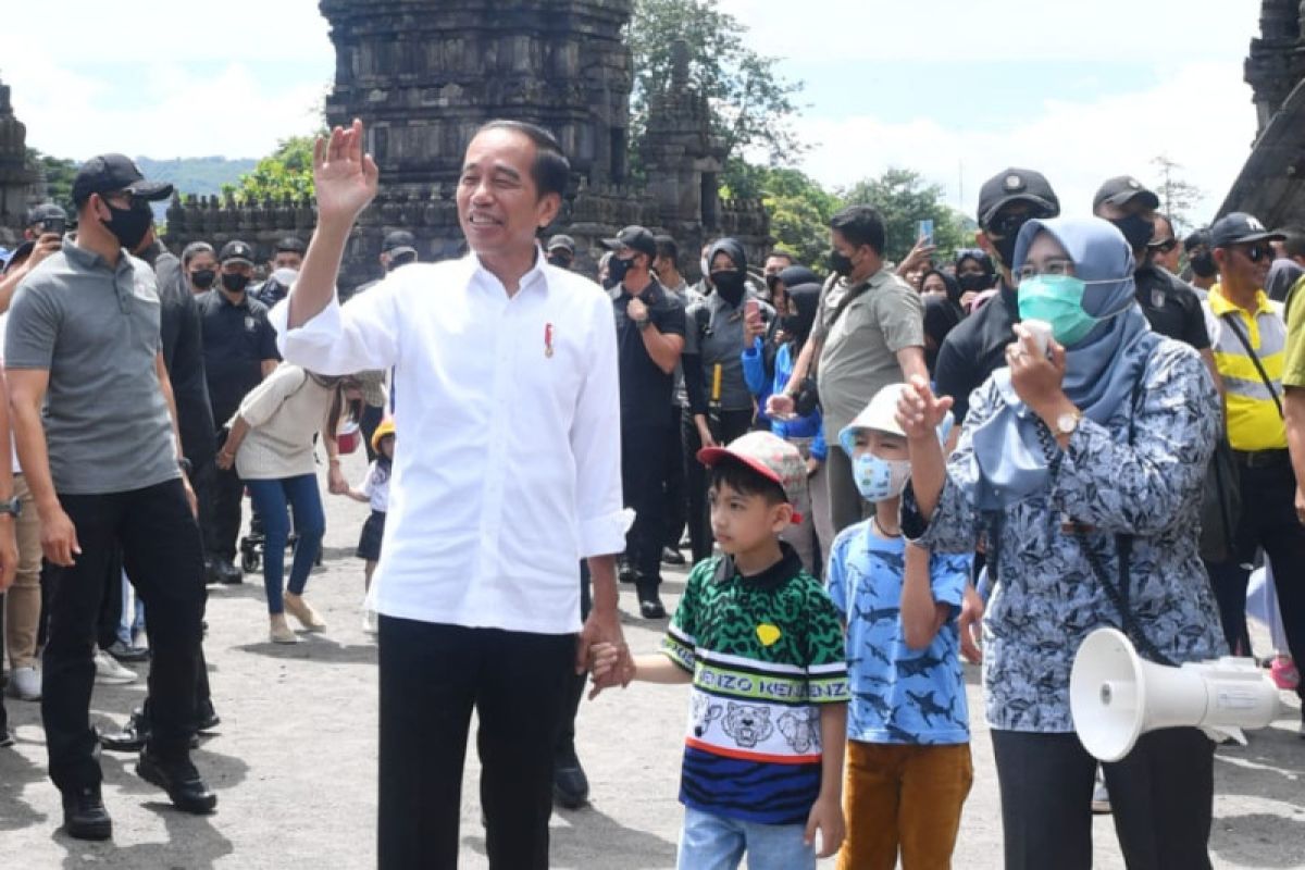 Presiden mengajak cucu ke Candi Prambanan promosi wisata edukasi