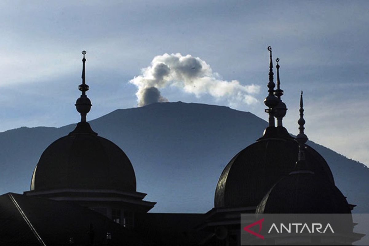 BKDSA tutup sementara jalur pendakian Gunung Marapi karena erupsi