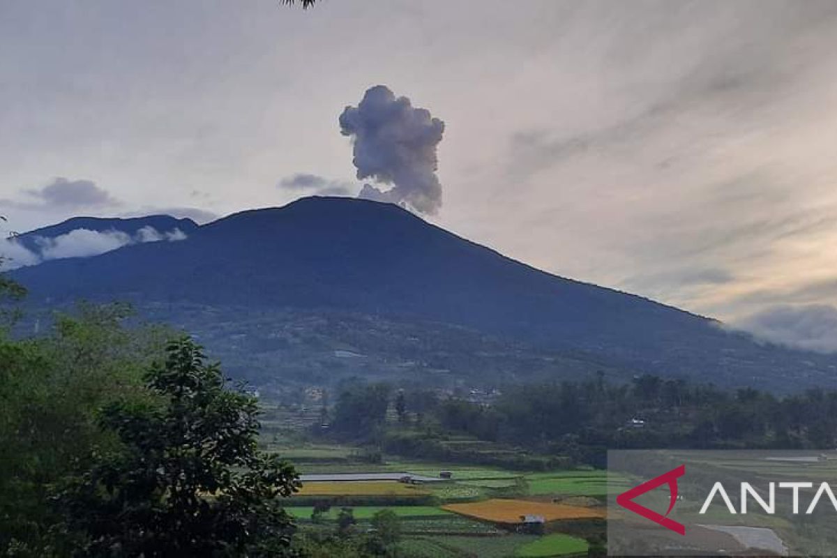 Mt. Marapi in West Sumatra erupts seven times on Saturday