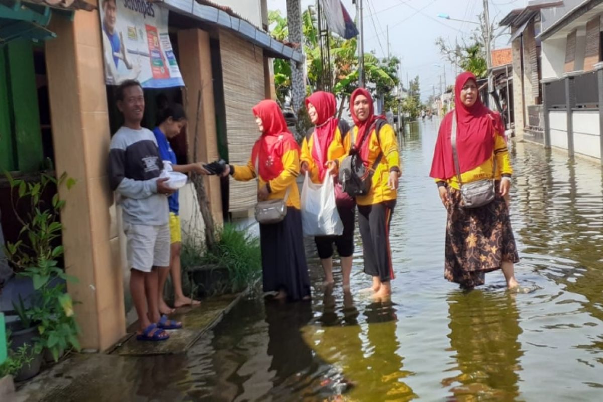 IGTKI-PGRI Pekalongan sumbangkan nasi kotak untuk korban banjir