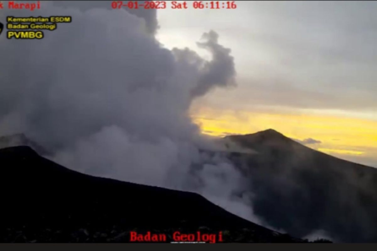 Gunung Marapi erupsi lontarkan abu setinggi 300 meter