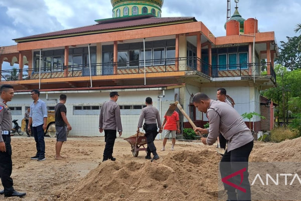 Polres Agam salurkan bantuan pembangunan lokasi parkir Masjid Syuhada