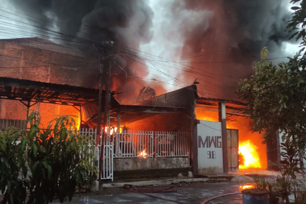 Gudang penyimpanan tiner di Semarang terbakar