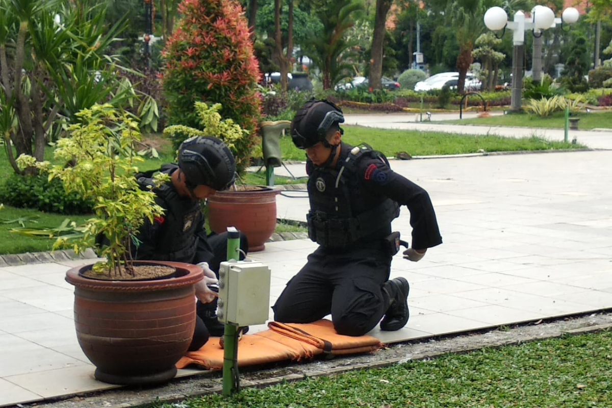 Pekerja taman temukan sebuah granat nanas di Balai Kota Surabaya