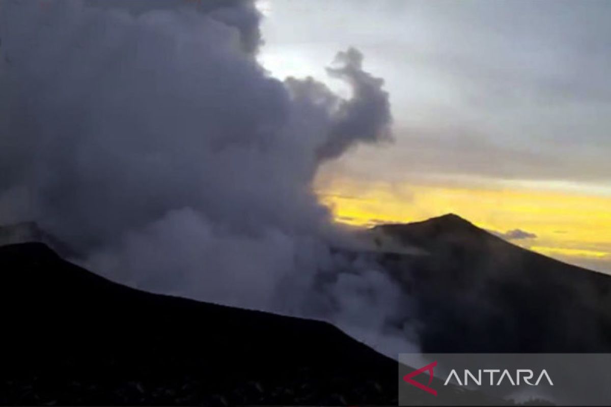 40 pendaki berada di Gunung Marapi Sumbar saat erupsi
