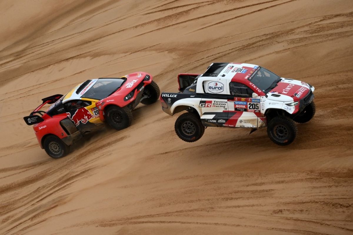 Loeb menangi etape delapan Dakar 2023 setelah Sainz terkena penalti