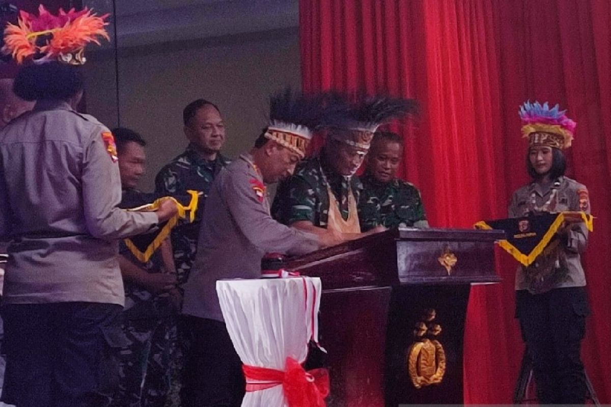 Panglima TNI dampingi Kapolri resmikan Mako Polda Papua