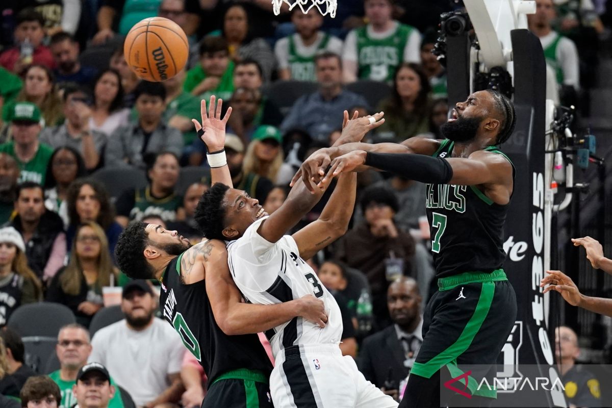 NBA: 34 poin Jayson Tatum bantu Celtics kandaskan Spurs