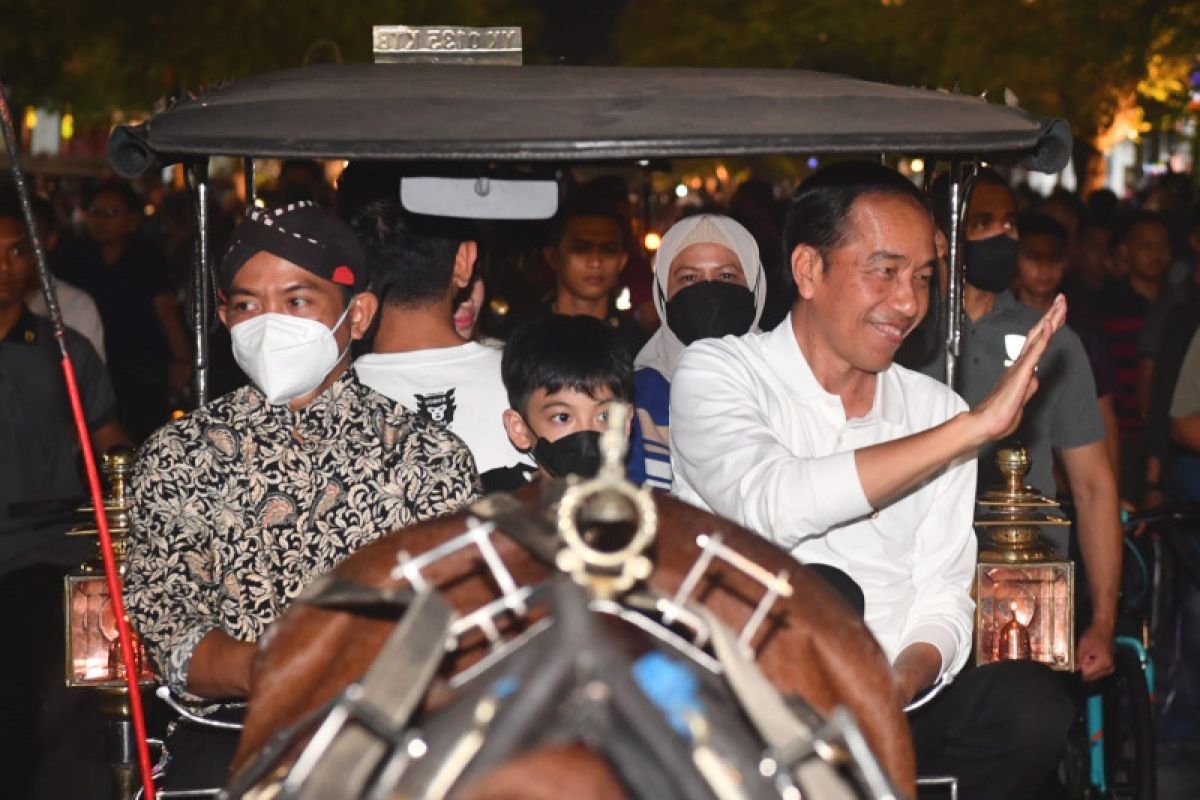 Jokowi malam mingguan berkeliling Malioboro naik andong