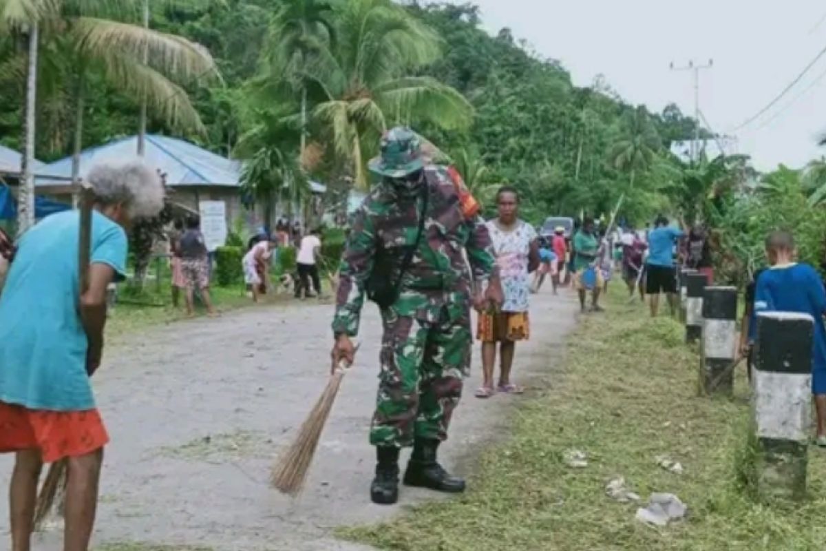 TNI bersama warga binaan kerja bakti bersihkan bahu jalan
