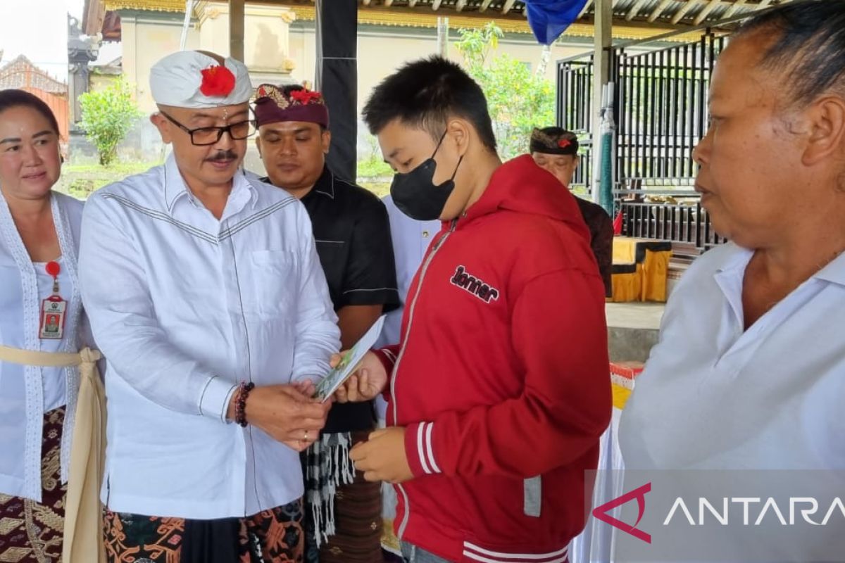 Wabup Bangli serahkan BLT BBM kepada 113 warga kurang mampu dan disablitas