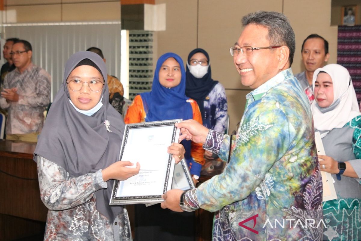 Pemkab Banjar berikan penghargaan PNS berkinerja baik