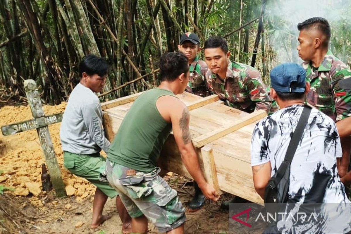 Prajurit TNI bantu pemakaman warga perbatasan Indonesia-Malaysia
