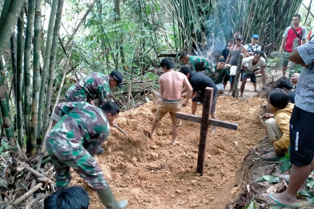 Prajurit TNI bantu pemakaman warga perbatasan RI-Malaysia
