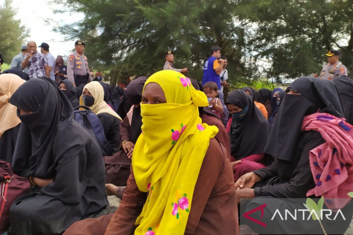 Ratusan pengungsi Rohingya terdampar lagi di pantai Aceh Besar